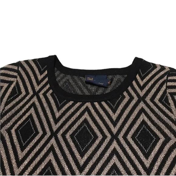 Just Taylor Black Gold Short Sleeve Sweater Dress
Size Large - Picture 5 of 9